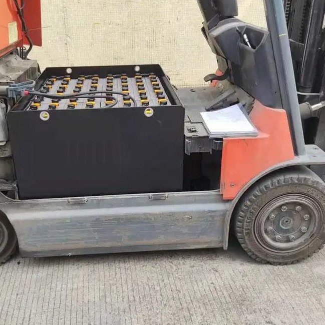 Traction pack in a forklift