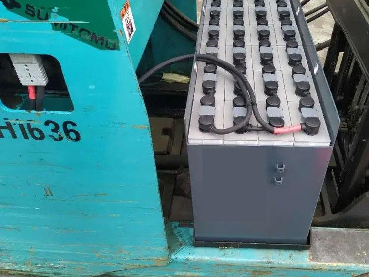 Lead-acid traction pack installed